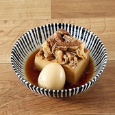 【名物肉豆腐】煮玉子入りの肉豆冨は、あっさりとした煮込みが特徴の一品です。柔らかな肉と滑らかな豆冨が絶妙に絡み、優しい味わいが口いっぱいに広がります。栄養満点で、ほっと心温まる一皿。ぜひ一度お試しください。生ビールとの相性抜群です♪