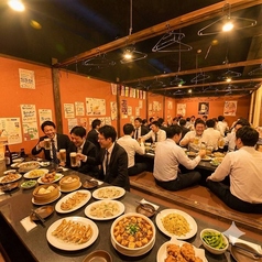 最大200名様まで収容可能な広々とした店内は150名様以上で貸し切り予約も承ります◎各種宴会や会社宴会、同窓会や親しいご友人との飲み会など様々なシーンでご利用ください！混み合うシーズンのご予約はお早めにどうぞ！自慢のお料理や美味しいドリンクと心をこめたおもてなしでお客様の大切な集まりをサポートいたします！