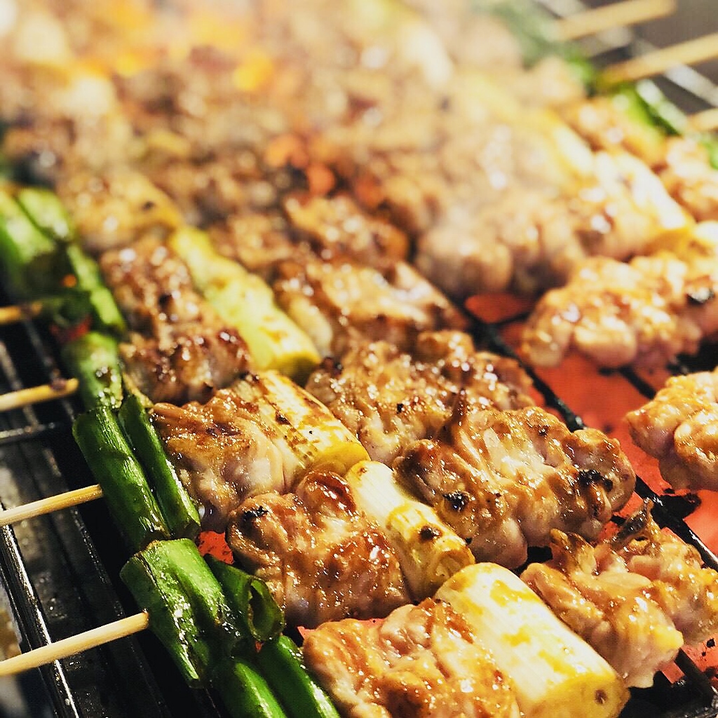 香ばしく焼き上げた国産若鶏が自慢の焼き鳥！心とおなかを満たす当店人気のお料理を堪能して下さい◎