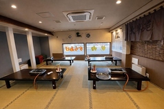 【最大27名様まで収容可能!大型ご宴会も大歓迎】店内のお席をすべて使用・結合すれば、最大27名様までの大規模なご宴会にも対応可能です。ゆったりとしたレイアウト設計により窮屈さを感じることなく、団体様でも快適にお過ごしいただけます。