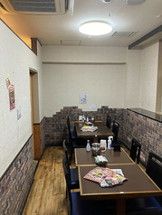 テーブル席の個室をご用意しております。14名様までOK!大きな宴会にも御利用ください。消毒液の設置、定時消毒、間隔を開けたお席のご案内にも十分配慮しております。 プライベートな空間で自慢のお料理とお酒をお楽しみいただけます◎