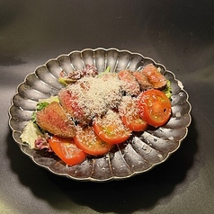 (牛)希少部位シンタマを低温調理した炭火焼きタタキのタリアータ