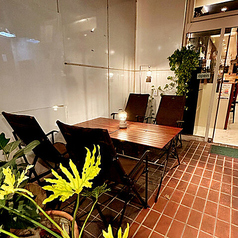 店内とはひと味違う雰囲気を味わえる2~4名様用のテラス席。開放感のある空間で、ご友人や同僚との気軽なお食事や語らいの場にぴったりです。外の空気を感じながら会話に花を咲かせ、いつもより少し特別なひとときを満喫。心地よい雰囲気の中で、自慢の肉料理や本格イタリアンをご堪能ください。