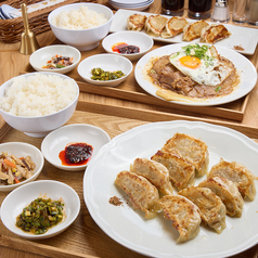 ふっくらご飯にジューシー餃子をオンザライス！