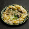 心と体の五感を満たす、大人のための新感覚ネオ大衆居酒屋。高円寺に佇む店内は、洗練された和モダンの空間と大衆酒場の温かみが調和。ライブ感溢れるカウンター席と、ゆったりくつろげる広々としたテーブル席をご用意しております。どのお席もご予約可能ですので、お気軽にお問い合わせください。