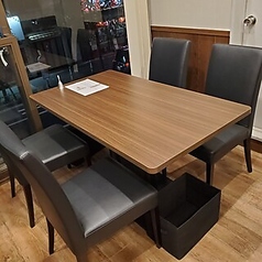 木製のぬくもりのあるテーブル席でごゆっくりお過ごしください。