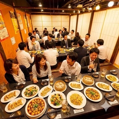 最大200名様まで収容可能な広々とした店内は150名様以上で貸し切り予約も承ります◎各種宴会や会社宴会、同窓会や親しいご友人との飲み会など様々なシーンでご利用ください！混み合うシーズンのご予約はお早めにどうぞ！自慢のお料理や美味しいドリンクと心をこめたおもてなしでお客様の大切な集まりをサポートいたします！