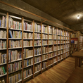 壁一面の木製の本棚には、およそ1.5万冊の蔵書がございます。