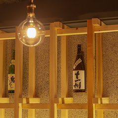 【ソムリエ厳選日本酒】温もりある灯りの下、選び抜かれた日本酒と共に過ごすひととき。壁に並ぶ日本酒は、北海道の豊かな自然が生んだ至宝。地元の食材を活かした料理との組み合わせで、味わい深い食の旅をお楽しみいただけます。お一人様でも、大切な人とでも、記憶に残る夜をお過ごしください。