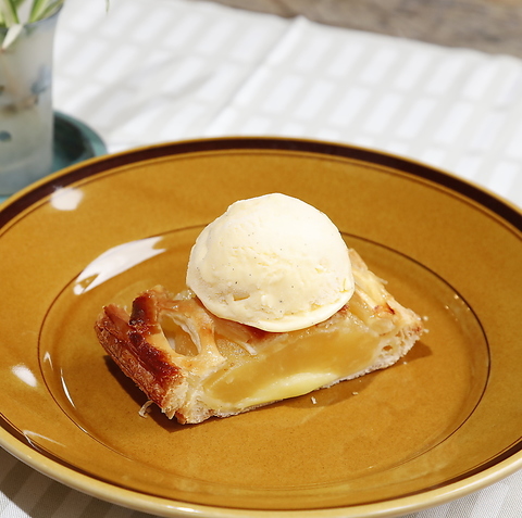 店内はコーヒーの香り◎川のせせらぎも見えるカウンターでゆったりと過ごせます