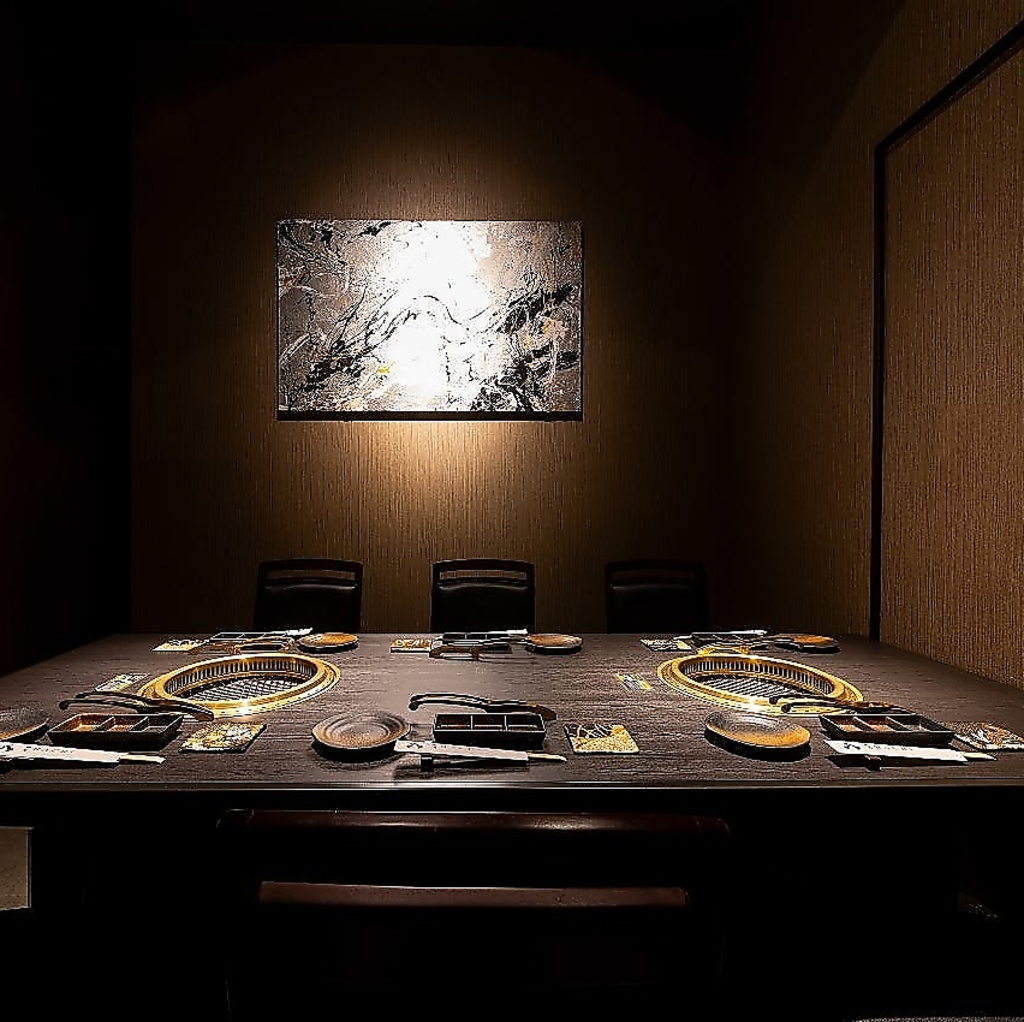 壁のアートに魅了されるこちらの完全個室は、6名様までご利用いただけるテーブル席！