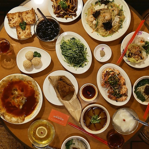 《スグ行ける台湾》現地語が飛び交いLIVE感溢れる台湾屋台！90種類の小皿料理目白押し