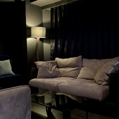 ソファー席でお寛ぎいただけます♪