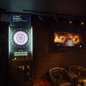 当店は、ダーツを楽しめる設備を完備しており、友人や同僚との楽しい時間をさらに充実させます。プレイ中は、周囲の雰囲気も活気に満ち、盛り上がること間違いなし。ダーツを通じて、コミュニケーションを深めながら、特別なひとときをお過ごしいただけます。ぜひご利用ください。