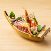 【圧倒的な鮮度とボリューム!】素材本来の旨味をダイレクトに味わえるお刺身をはじめ、素材の良さを引き出す焼き物や煮付けなど、職人の技が光る海鮮料理が目白押し。季節ごとに変わる旬の味わいを、ぜひお店で体感してください。