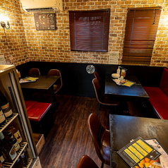 【2階フロア貸切：16名～25名様】ゆっくりできるレンガ調のお洒落な店内。2階をまるごと贅沢に貸切できます！お昼の宴会や歓迎会・送別会、同窓会や結婚式二次会はもちろん、サークルの打ち上げなど、様々なお集まりにご利用ください。2階の半貸切も承ります♪【最低保証金】月~木、土曜：9万円以上/金曜日：10万円以上