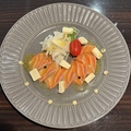 料理メニュー写真&nbsp;生サーモンとクリームチーズのレモンソースカルパッチョ