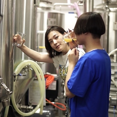 醸造所併設の出来立てのクラフトビールを愉しむ。