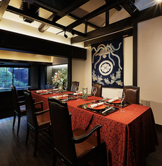 対面テーブル席のご用意も可能です。お顔合わせ、結納のほか、大切なビジネスパートナーとの接待にも最適な空間です。4名様～14名様