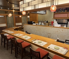 お一人様でのご来店でも、気兼ねなくお楽しみいただけるカウンター席を設えております。ご自身のペースで沖縄の味覚を満喫していただけるのが当店の魅力の一つ!お仕事帰りや気ままな一人旅に、ゆったりと流れる島時間をお過ごしください。