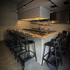 お一人様も大歓迎のカウンター席です。目の前の鉄板で料理ができていくライブ感を存分に楽しめ、ジュウジュウと響く音や香りで五感で楽しむことができる特等席です。シェフの華麗な調理風景を眺めながら、熱々のお料理を堪能する臨場感あふれる食体験をお届けします。