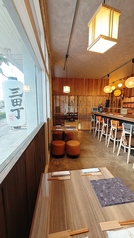 【三の庵】大きな窓から外の景色を眺めながら、開放的な気分でお食事が楽しめるお席です。お隣を気にせず過ごせるゆとりのある配置で、デートや女子会、ご家族での団欒にもおすすめです。その日のおすすめメニューに舌鼓を打ちながら、笑顔あふれる楽しいひとときを。