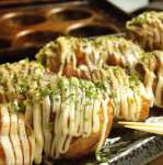 【たこ焼きの作り方】　焼き上がったら鉄板から取り出しトッピング！自分でつくると100倍美味しい♪