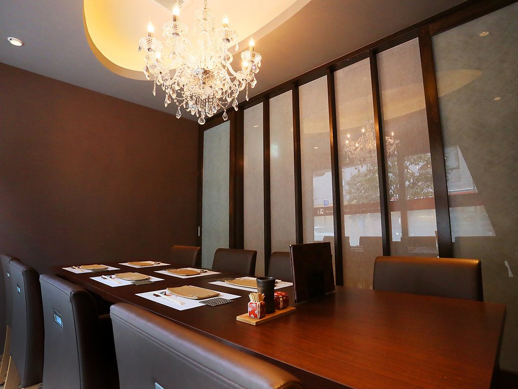 最大8名様までOKな個室★シャンデリアの温かみのある照明で周りを気にせずくつろげる贅沢空間