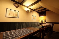 広々と寛げるテーブル席をご用意しております。外国風の店内はゆったりとしており落ち着いた空間。お食事を楽しみながら、友人や恋人との会話も弾みます。普段使いから、記念日や誕生日などの特別なシーンでのご利用にもどうぞ。