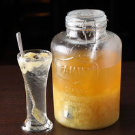 レモンをたっぷり使った、お店自慢の自家製レモンサワー