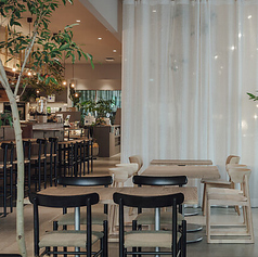 ゆったりと配置されたテーブル席は、開放感あふれる空間で会話を楽しみながらお食事をするのに最適です♪ご家族やご友人とのランチやディナー、少人数のパーティーにもぴったり。