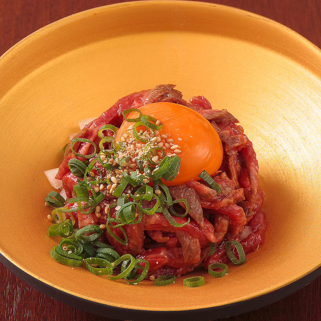 鮮度抜群の山形牛炙りユッケ◎一頭買いの黒毛和牛の旨みと炙りの香り、卵黄のコクが絶妙な一品です。