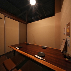 【各種ご宴会にぴったりの個室】人数に応じて個室を各席ご用意しております。ゆったりと寛げる広さのお席で、周りを気にせず仲間と盛り上がれるため、会社の宴会や各種お集まりに最適です。美味しい創作和食と飲み放題付の充実したコースを、ぜひプライベートな空間でお楽しみください♪ ご予約はお早めにどうぞ。