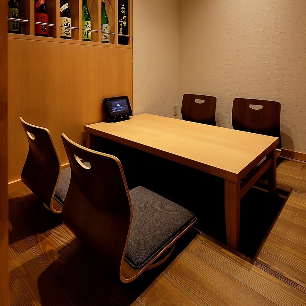 写真は4名様の掘りごたつ個室です。厚めの座布団で座りやすくしております。