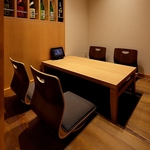 写真は4名様の掘りごたつ個室です。厚めの座布団で座りやすくしております。