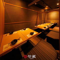 ［16～18名様：個室］木目のテーブルと深みのある照明が織り成す扉付き個室。横並びのレイアウトは、宴会のひとときを彩ります。ゆとりある座り心地と柔らかな空気感が、特別な時間をより豊かにします。