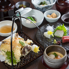 『鰹と昆布の天然だしと揚げたての天ぷら』の写真