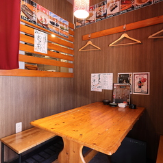 店内には、木の温もりを感じられる広々とした4名席を1卓ご用意。おでんの香りやお寿司の職人仕事が生む、ほっと落ち着く雰囲気が魅力です。ゆったりと座れるテーブルは、ご家族や友人との食事にぴったり。あたたかい料理と心地よい空間で、ゆっくりとした時間をお過ごしいただけます。