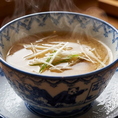牛テールを骨ごとじっくり煮込み、旨味を凝縮した自慢の一杯。やわらかな牛タン入りで、深いコクと味わいをご堪能いただけます。
