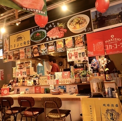 【お一人様大歓迎!サクッと寄れる憩いの場】ランチ時間や仕事帰りにふらっと立ち寄りたくなる、居心地抜群のカウンター席。活気ある店内の熱気を感じつつ、自分だけの時間をゆったり楽しめます。気さくなスタッフとの会話も弾む、とっておきの「サードプレイス」です。