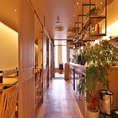 和モダンの店内には緑などを入りとれもリラックスできる店内空間を目指しました。