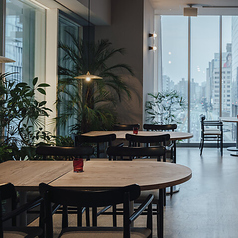 モダンな木目と落ち着いたトーンの内装に囲まれたテーブル席は、リラックスできる雰囲気です♪自然光も差し込み、明るい時間帯のご利用にもおすすめです◎