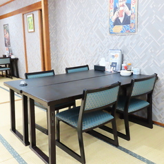 畳敷きの上に椅子を並べた、足元に優しい和モダンなテーブル席です。開放感のある店内で、ご家族連れやグループでの宴会、観光の際のランチ休憩など幅広くご利用いただけます。板前が作る本格和食を囲みながら、和やかなひとときを過ごせます♪