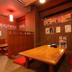 店内には、のんびりくつろげる5名様用の座敷席が2卓あります。真ん中には木のパーテーションがほどよく配置されており、まわりを気にせず仲間やご家族とゆっくり過ごせるのが魅力。ほっと落ち着ける雰囲気で、食事を囲みながら自然と会話が弾む、アットホームなお席です。