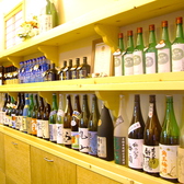 カウンター脇の棚に並んだ焼酎や日本酒…お好きな銘柄を見つけてください。