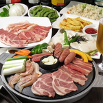 新大久保で手ぶらでBBQ！気軽に楽しめるサムギョプサルは大きくて肉厚！2H飲放付きで4378円(税込)～