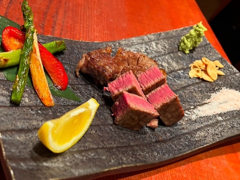 落ち着きのある和空間で、ゆったりくつろぎながら、自慢の料理を食事できるお店です。