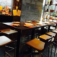 宴会に大好評のスペースです！広々としたテーブル席で、楽しいひとときをお過ごしいただけます。お友達や同僚との集まりにぴったりです。ぜひご利用ください！