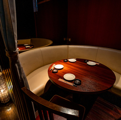 当店のメインフロアにある10名様までのソファー席。大きなソファーでゆったりとお過ごしいただけます。ご友人と、同僚と、ご家族と、様々なシーンでご活用ください。