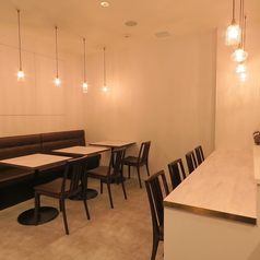 【壁側ソファーテーブル席：2名×3卓】